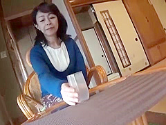 08793,A beautiful woman who feels