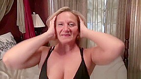 American milf Veronica enjoys dildoing her pussy
