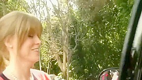 Belle mere et belle fille surprises par le petit copain