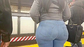Big Wide Ebony Booty in Jeans