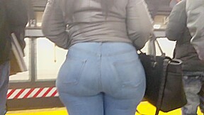 Big Wide Ebony Booty in Jeans