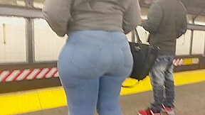Big Wide Ebony Booty in Jeans