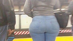 Big Wide Ebony Booty in Jeans