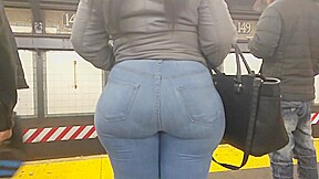 Big Wide Ebony Booty in Jeans