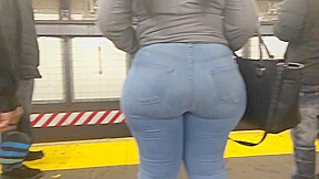 Big Wide Ebony Booty in Jeans