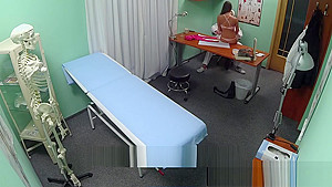 Cheating patient seduce doc to eat pussy