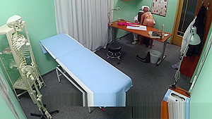 Cheating patient seduce doc to eat pussy