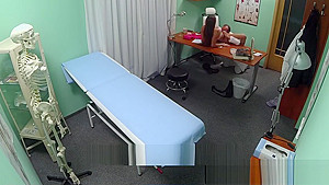 Cheating patient seduce doc to eat pussy