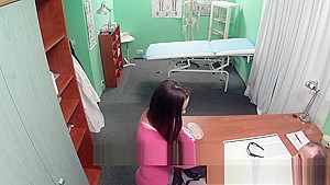 Cheating patient seduce doc to eat pussy