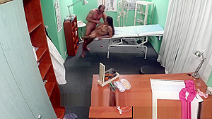 Cheating patient seduce doc to eat pussy