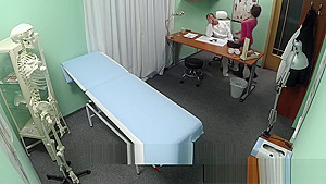 Cheating patient seduce doc to eat pussy