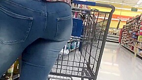 Curvy pretty latina in jeans