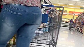 Curvy pretty latina in jeans