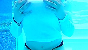 Curvy underwater Dildo play