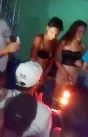 Duas novinhas de calcinha no baile
