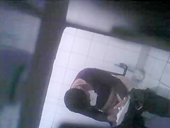 Espiada en el sanitario 10