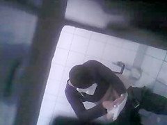 Espiada en el sanitario 10