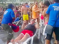 Fat guy gets a wild lap dance from topless girl