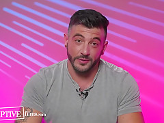 Gay Porn In Strangers Waste No Time & Screw On Gay Reality Show