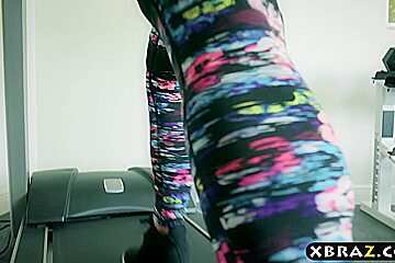 Gym babe Kelsi Monroe gets fucked in her big round ass