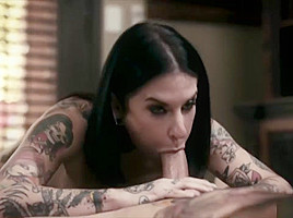 Hot Sexy Milf Covered With Tattoos Gets It Into Her Ass