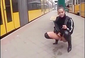 I'm going to peeing here ! They piss without embarrassment