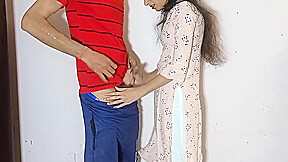 Indian Bhabhi Ko Help Karne Ke Bahane Chida