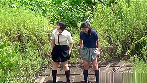 Japanese skank urinates