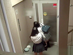 Japanese teenage skanks peeing