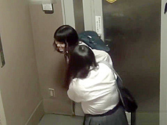 Japanese teenage skanks peeing