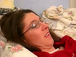 Joséphine est soulagée d'offrir sa chatte poilue à quelqu'un