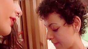 Jully Delarge And Dread Hot - Em Sua Primeira Cena Lesbica Com 11 Min
