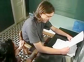 La prof particuliere allume un etudiant en touchant sa bite