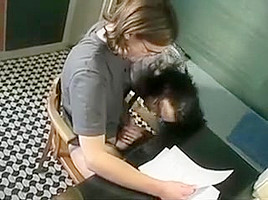 La prof particuliere allume un etudiant en touchant sa bite