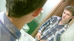 Le Leon astique sa grosse bite dans sa salle de bain