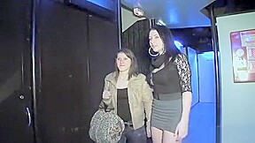 Libertine s'amuse avec un groupe de mecs dans un sexshop