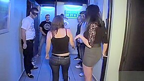 Libertine s'amuse avec un groupe de mecs dans un sexshop
