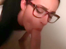 Linda chica con lentes