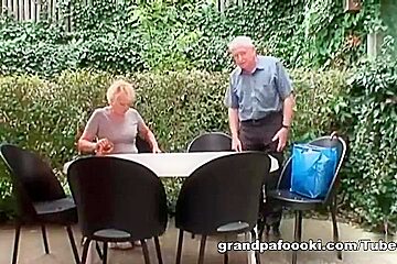 Mature slut piss and gives head