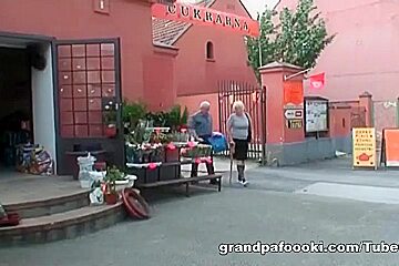Mature slut piss and gives head