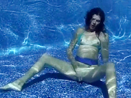 Naomi's Underwater Self Pleasure
