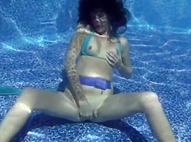 Naomi's Underwater Self Pleasure