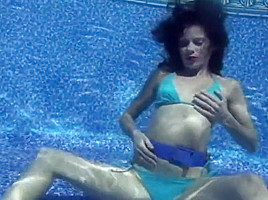 Naomi's Underwater Self Pleasure