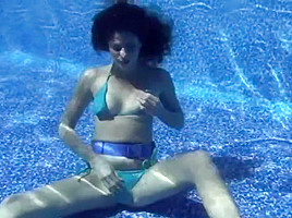 Naomi's Underwater Self Pleasure