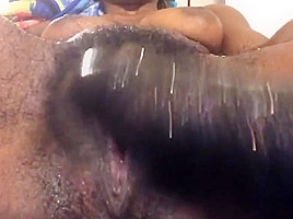 Negra peluda com o vibrador 07