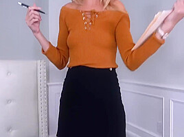 Real estate agent Mazzy Grace fucks her client