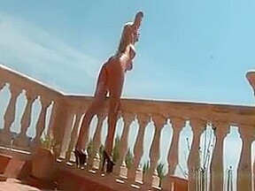 Sexy Blonde Babe Gets Horny Showing Off