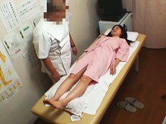 Skillful masseur makes babe get sex release on the