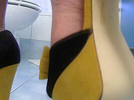 Solo shoes play with ebony slut in bathroom by Foot Girls