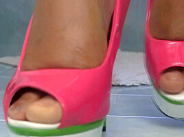 Solo shoes play with ebony slut in bathroom by Foot Girls